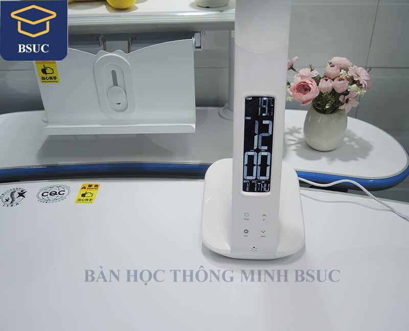 Đèn có màn hình hiển thị đồng hồ, giờ và nhiệt độ