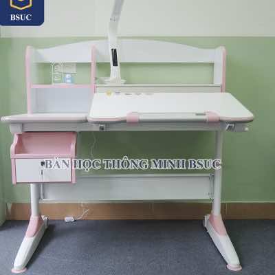 Bàn học thông minh cho bé được làm từ chất liệu an toàn, không hóa chất.
