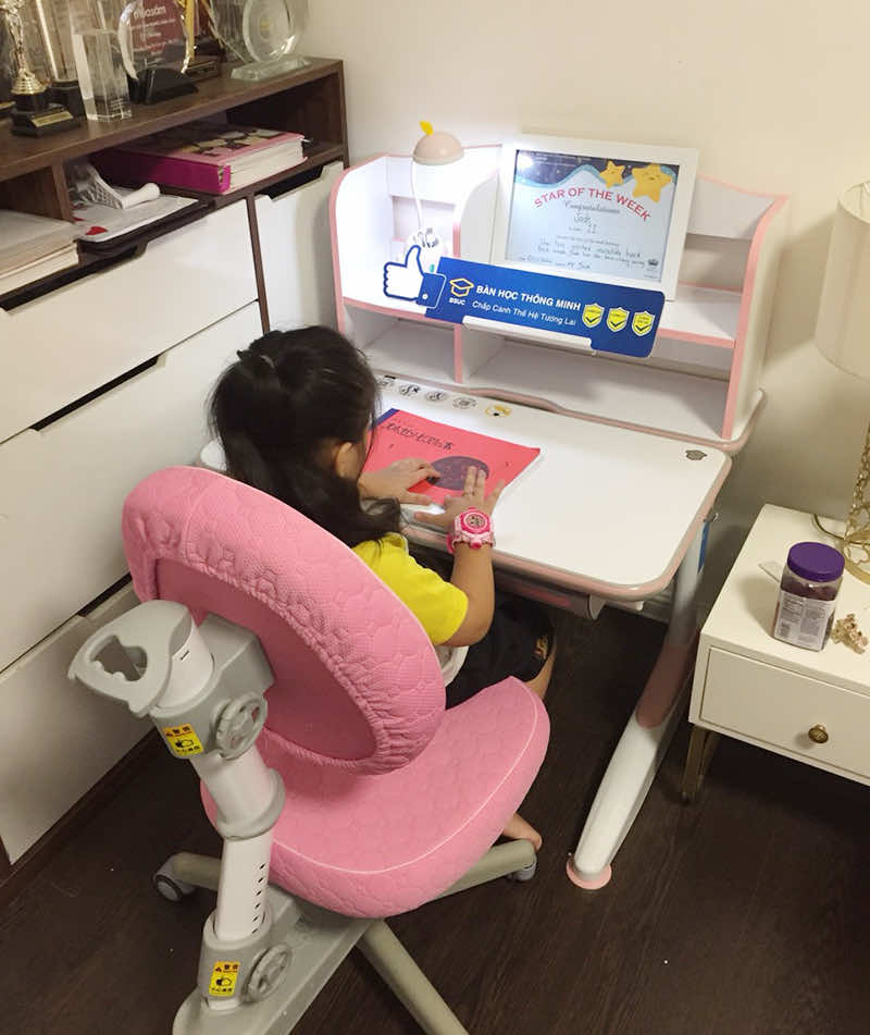 Bé rất thích thú với bộ bàn học chống gù chống cận Bsuc Bé rất thích thú với bộ bàn học chống gù chống cận Bsuc