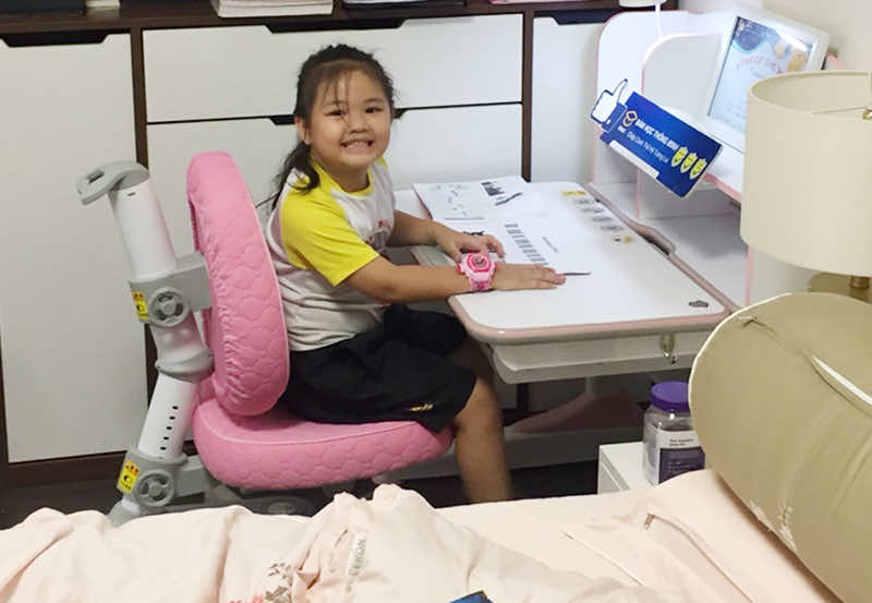 Bé chăm ngoan học tập với bộ bàn ghế thông minh Bsuc Bé chăm ngoan học tập với bộ bàn ghế thông minh Bsuc