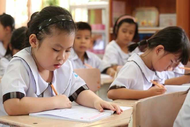 ngồi học sai tư thế khiến bé bị bệnh gù lưng