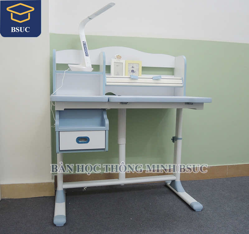 Bàn ghế học chống gù chống cận có nhiều không gian để chứa các vật dụng nhỏ xinh