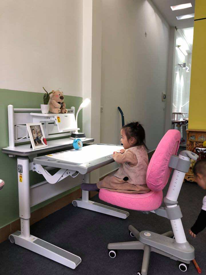 Bàn học cho bé gái lớp 1