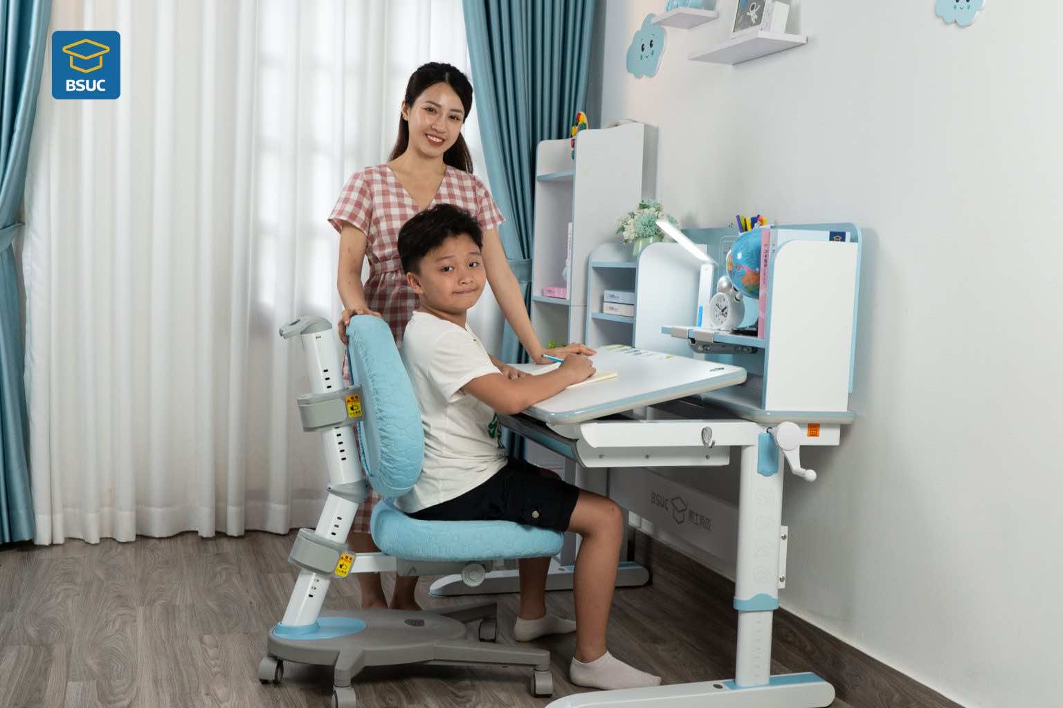 Quay hướng bàn học cho con nên xác định theo tuổi