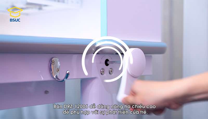 Bàn DRZ-12006 dễ dàng nâng hạ chiều cao mặt bàn để phù hợp với sự phát triển của trẻ Bàn DRZ-12006 dễ dàng nâng hạ chiều cao mặt bàn để phù hợp với sự phát triển của trẻ