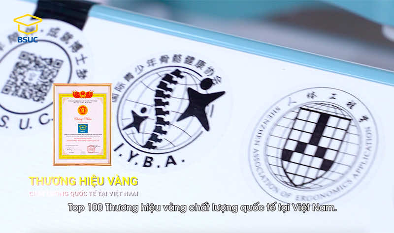 Các bằng chứng chỉ được dán lên mặt bàn Các bằng chứng chỉ được dán lên mặt bàn