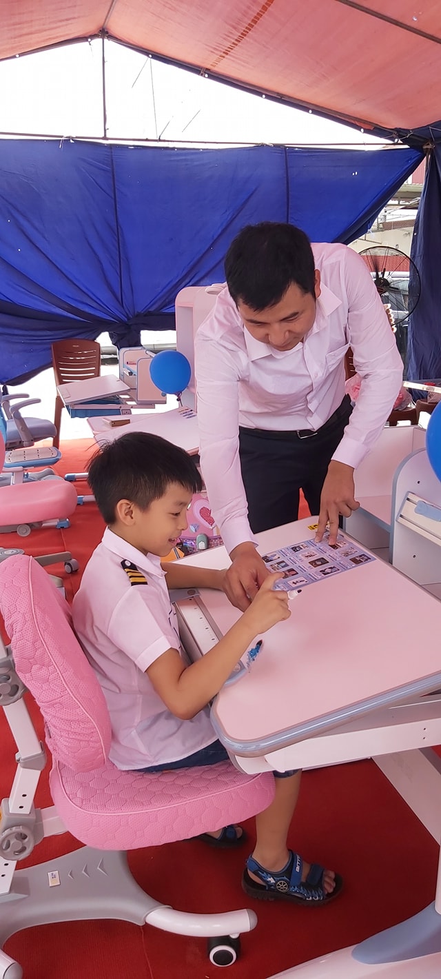 Giới thiệu bàn học bsuc và hướng dẫn bé ngồi học đúng tư thế tại Đông Anh - Hà Nội
