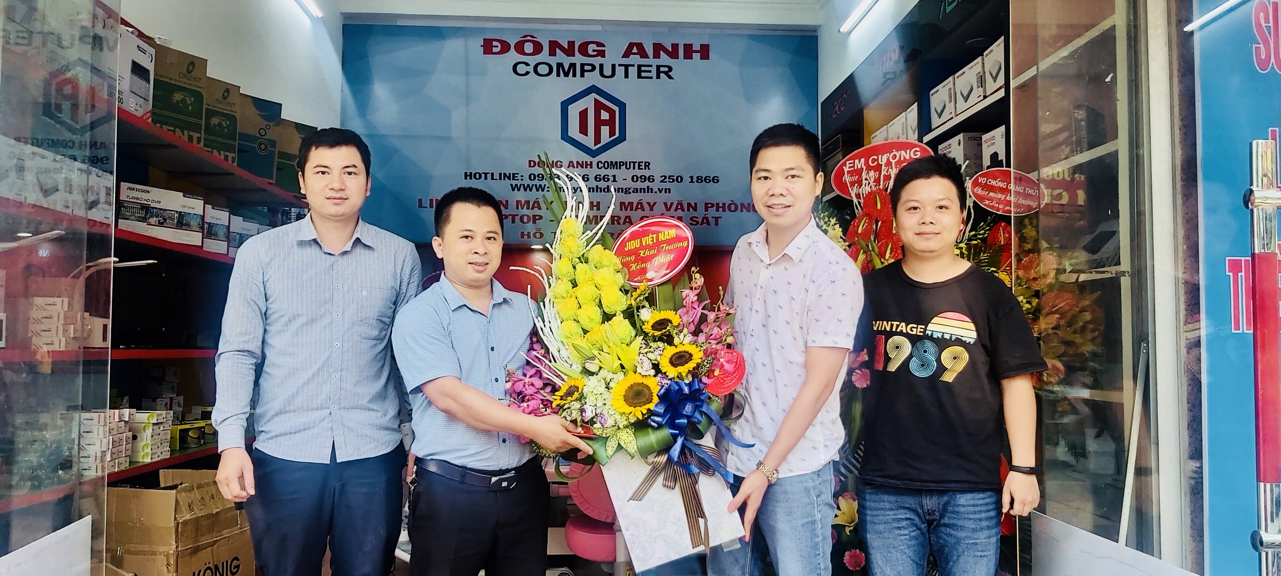 Đại diện Jidu Việt Nam tặng hoa Đông Anh khai trương BSUC