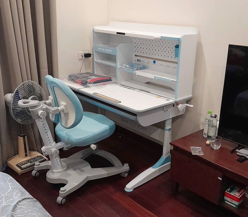 Bàn học thông minh tích hợp đèn phổ quang Ultra-12009 ghế DRY-618 34 Bộ bàn ghế thông minh tích hợp đèn chống cận Ultra-12009 và ghế chống gù lưng DRY-618 màu hồng