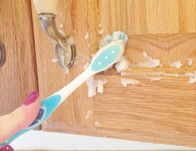 Nếu không có chanh hoặc giấm ở nhà, bạn có thể chọn kem đánh răng như một giải pháp thay thế hoàn hảo