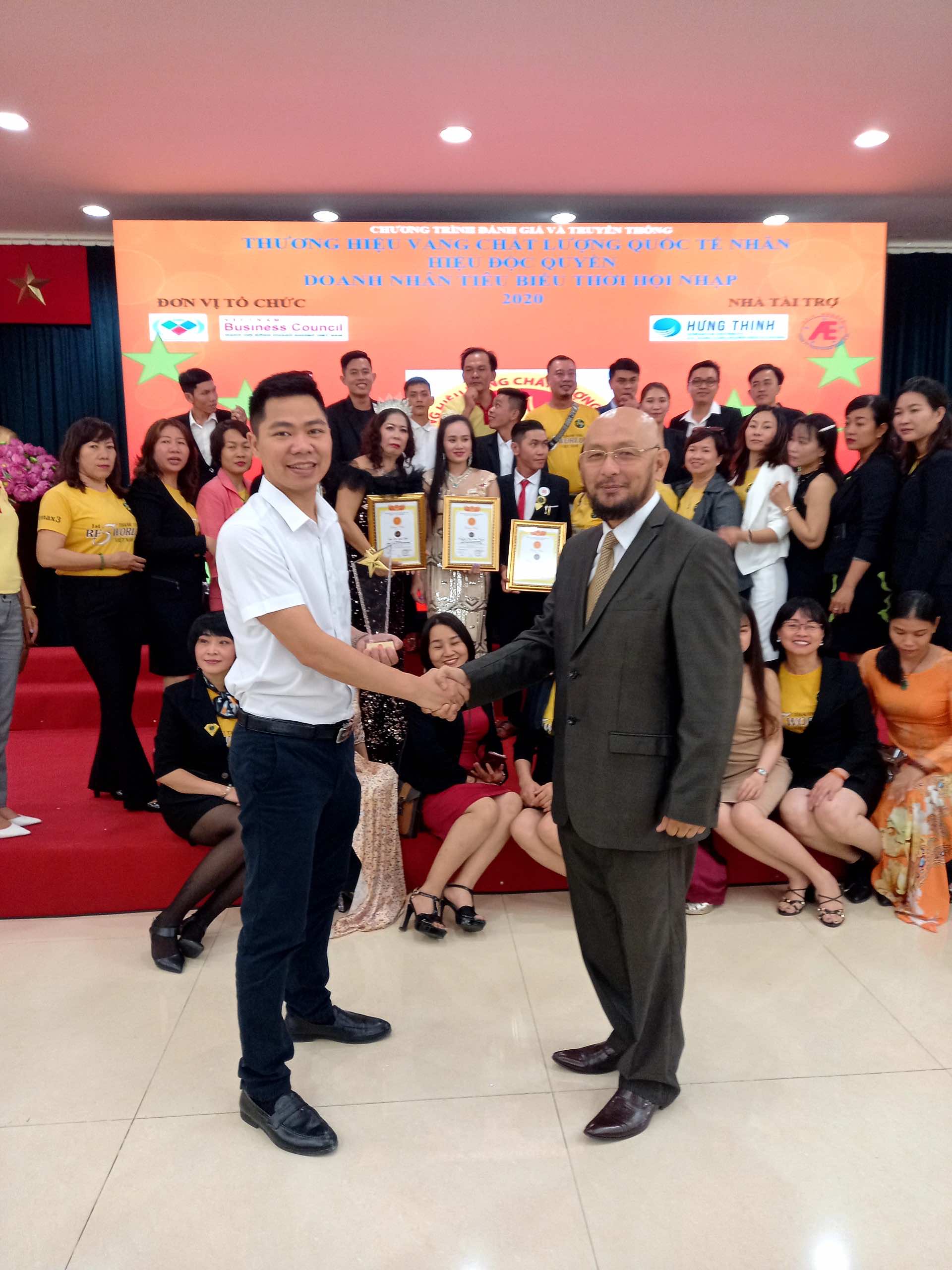 Ông Nguyễn Đình Tuấn bắt tay Giám đốc chiến lược Hội đồng doanh nghiệp Việt Nam, Mr. David Rom.