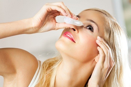 Sử dụng thuốc nhỏ mắt và rửa mắt bằng nước ấm là cách bảo vệ mắt hiệu quả.