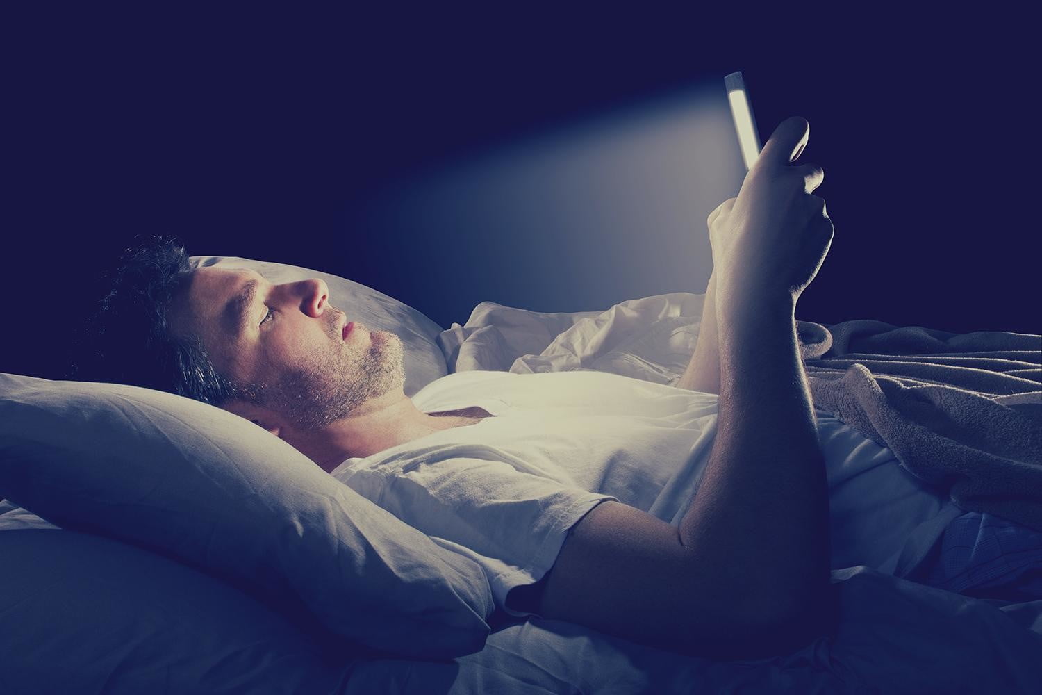 Ngừng sử dụng các thiết bị điện tử 2 giờ trước khi đi ngủ.