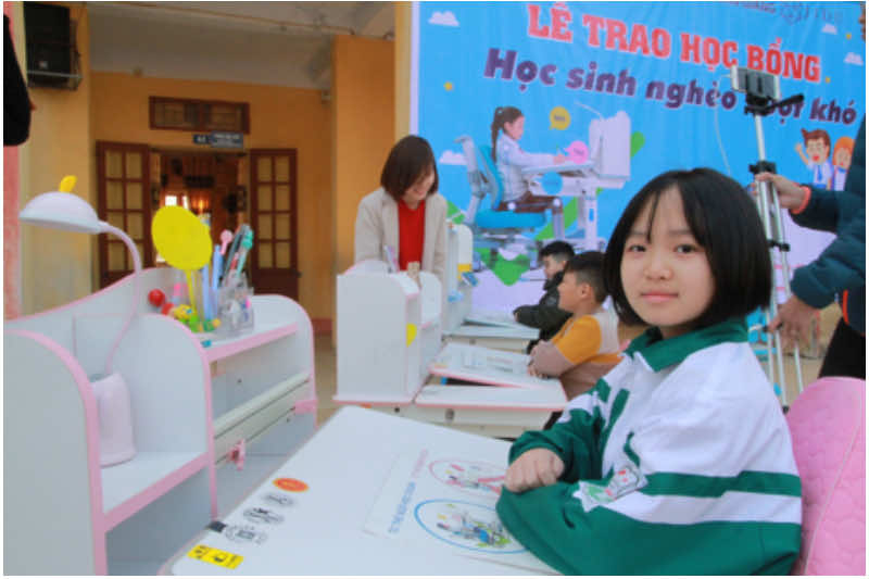 Bé thích thú trải nghiệm với bộ bàn học thông minh Bsuc