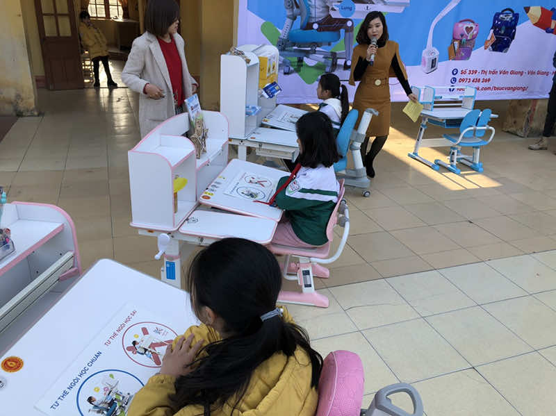 Các bé tập ngồi đúng tư thế với bàn học thông minh