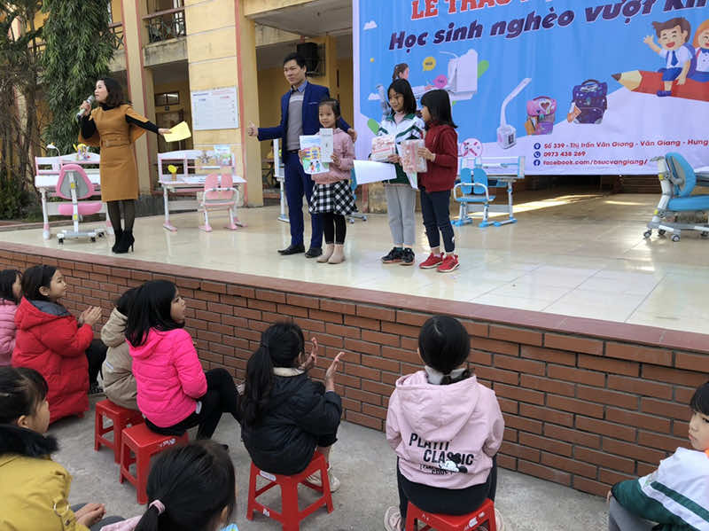các bé yêu được tặng quà xinh xắn