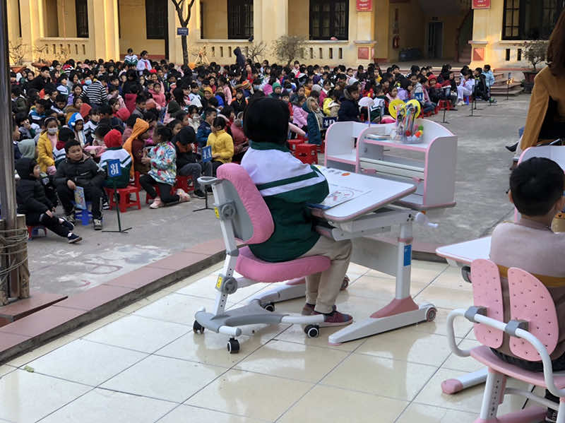 Các bé rất hào hứng ngồi ngoan với bộ bàn học Bsuc