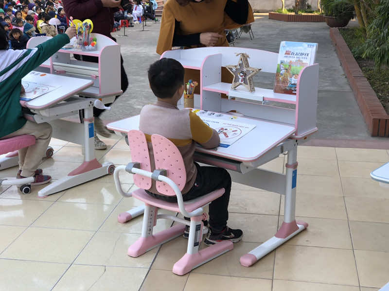 Bé rất thích bộ bàn học