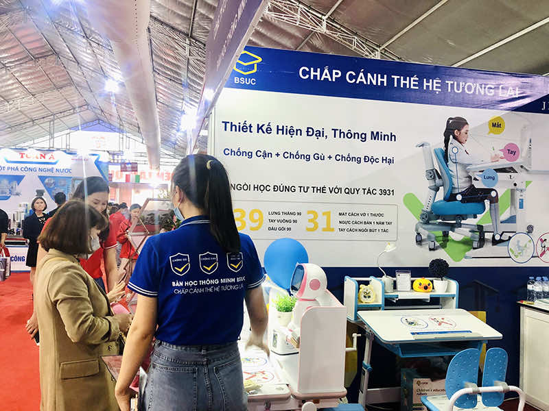 Tư vấn khách hàng quan tâm sản phẩm bàn học chống gù
