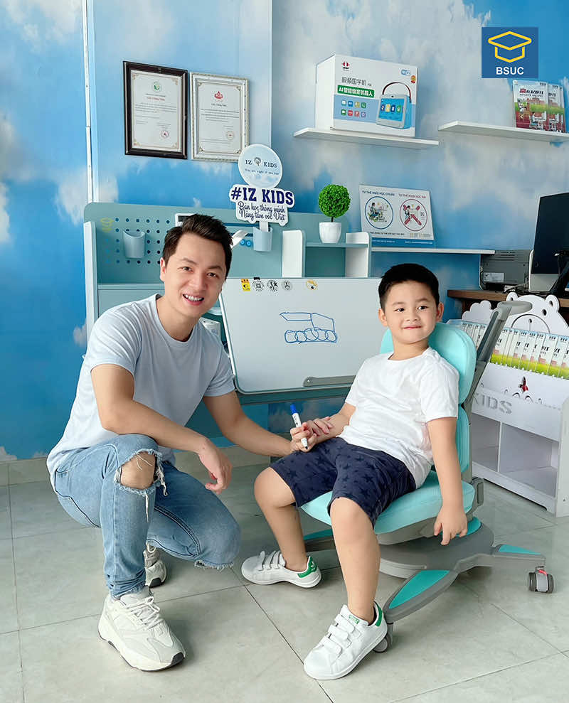 Gia đình ca sĩ Đăng Khôi tin tưởng lựa chọn bàn học BSUC cho con trai.