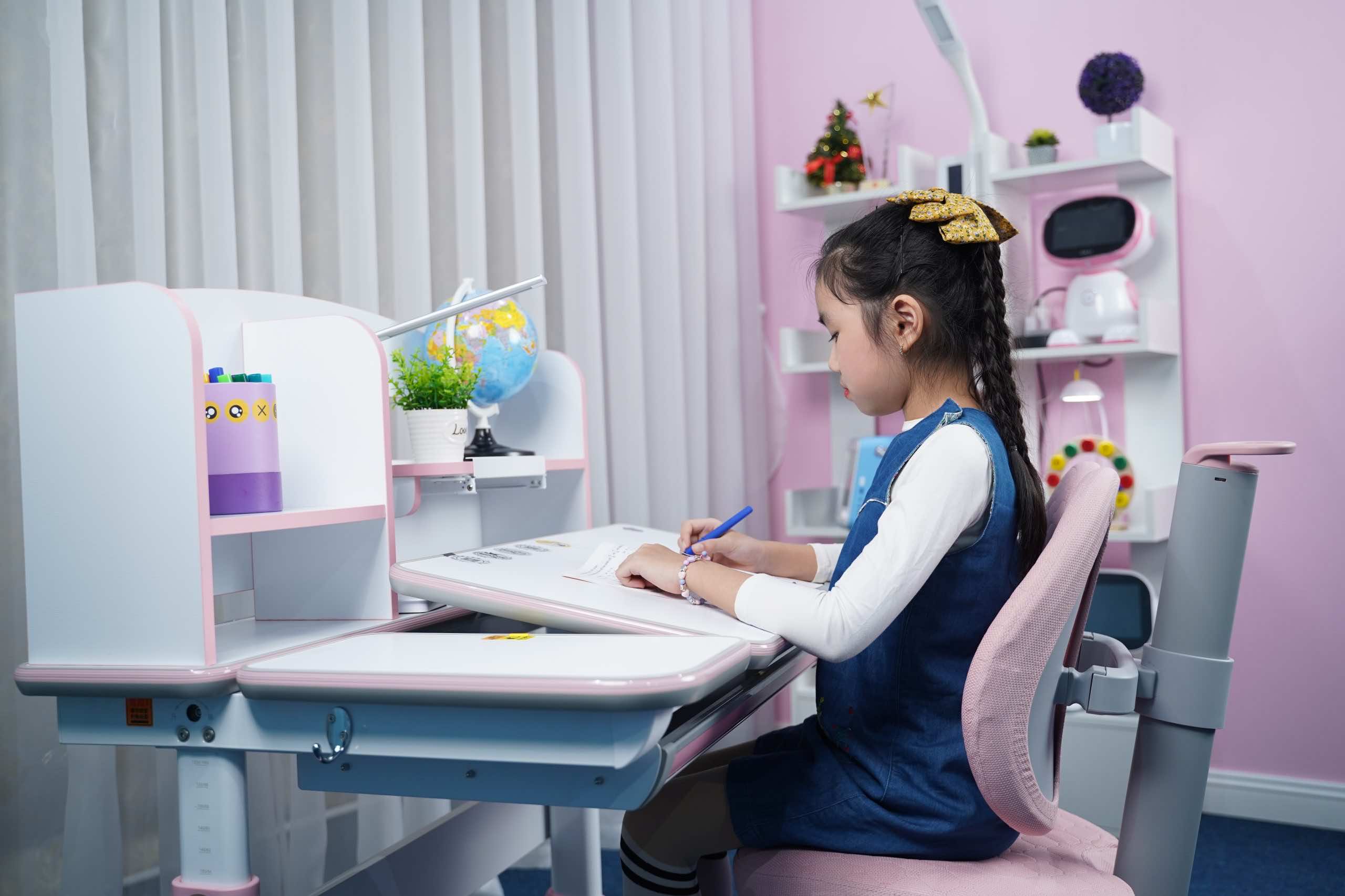 Bàn học thông minh BSUC được thiết kế hiện đại, độc đáo, đạt các Tiêu chuẩn chất lượng Quốc tế.