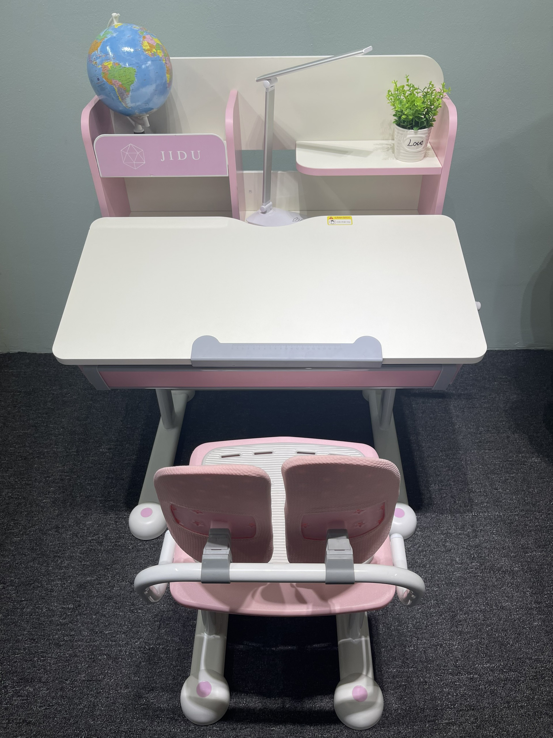 Bộ bàn học M1080 và ghế M167 kích thước 80cm nhỏ gọn và tiện ích cho bé.