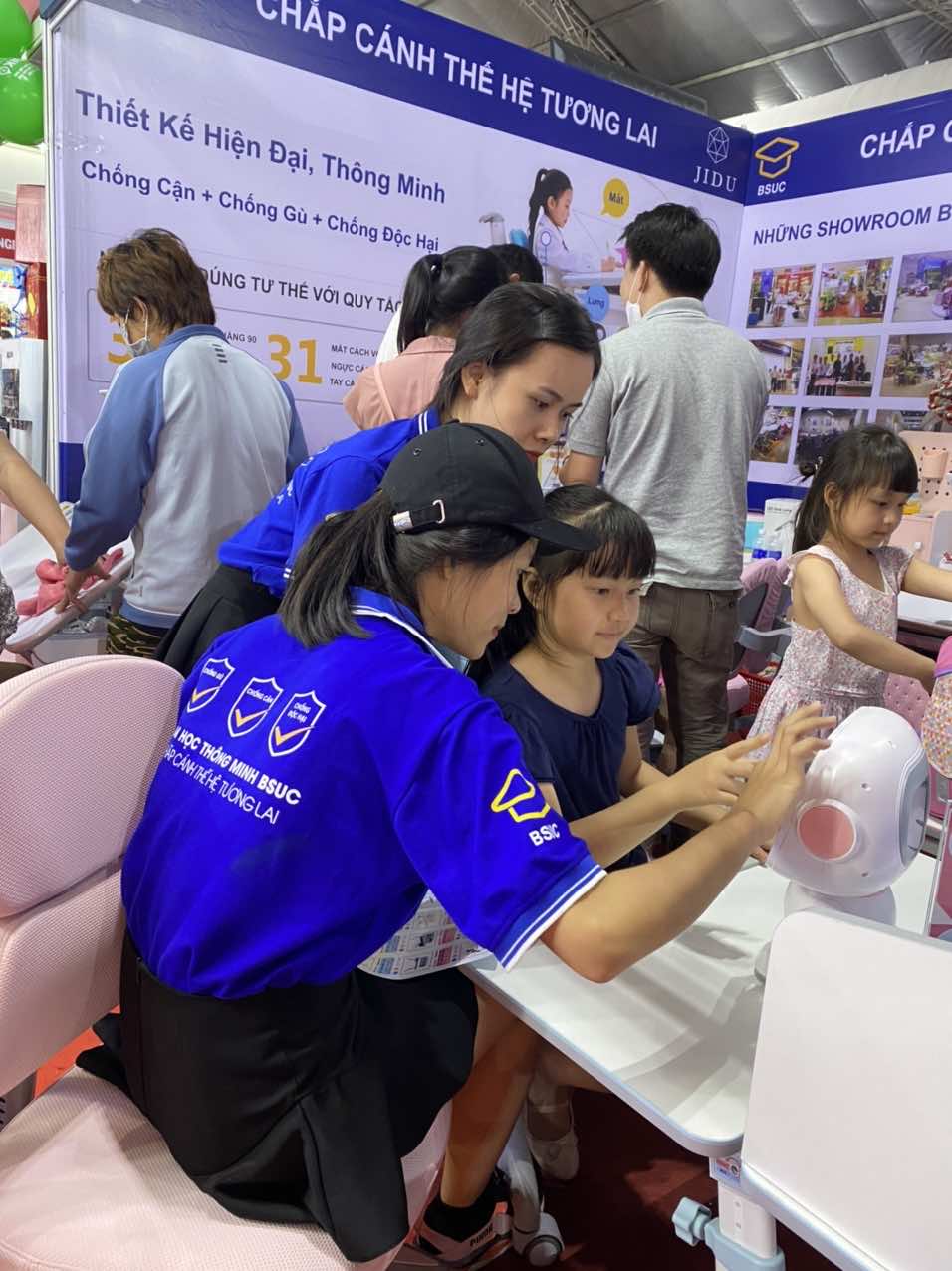 Tư vấn cho khách hàng "nhí" tại Triển lãm.