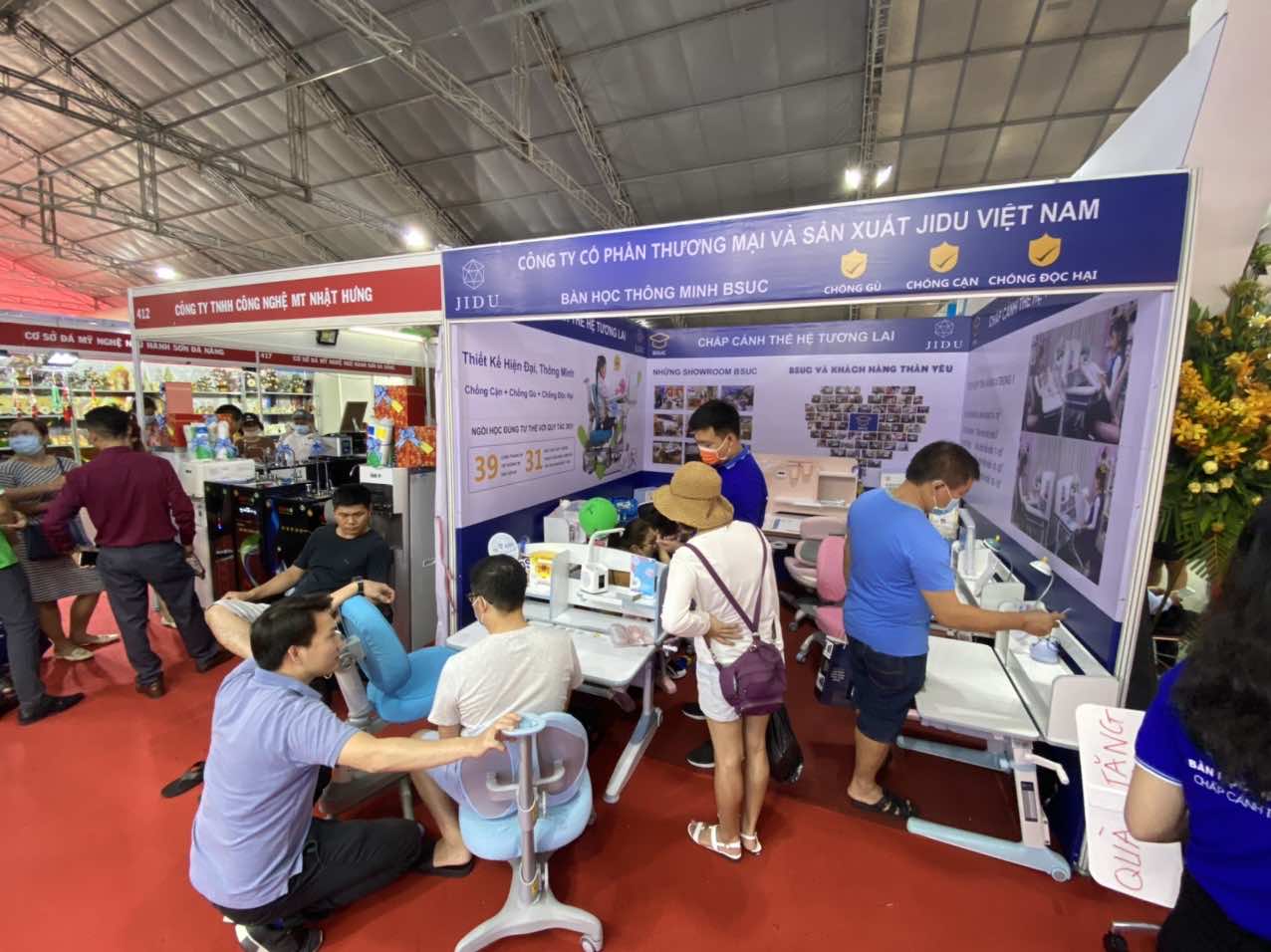 Khách hàng quan tâm sản phẩm BSUC tại Triển lãm.