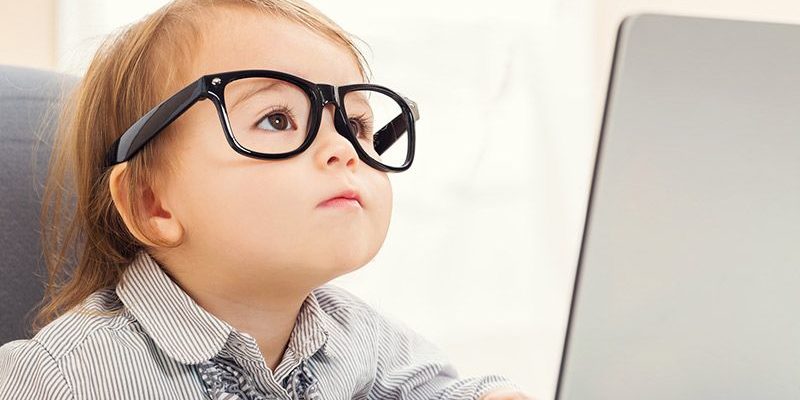 Trẻ bị cận thị có nên đeo kính thường xuyên hay không?
