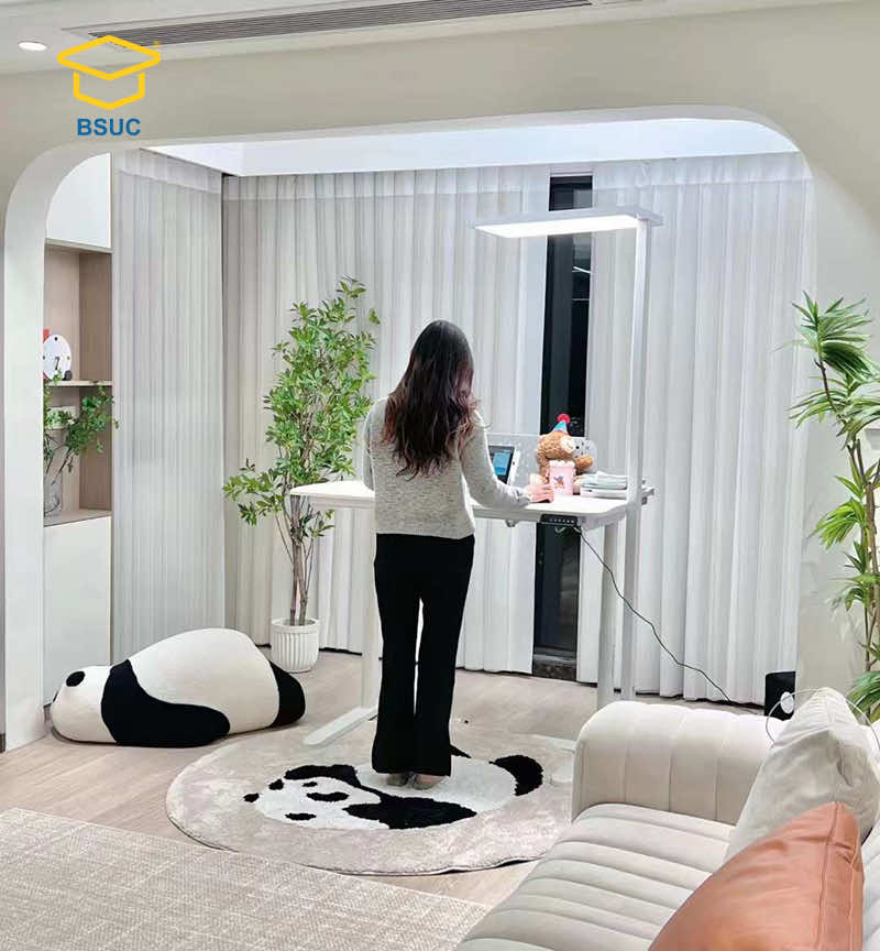 Mẹ bé cũng có thể sử dụng bàn A12001 để đứng làm việc ạ