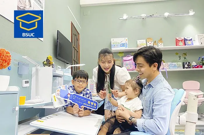 Ca Sĩ Thu Thủy qua Showroom BSUC mua bàn học thông minh cho con