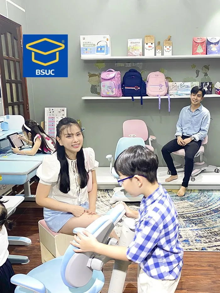 Ca Sĩ Thu Thủy qua Showroom BSUC mua bàn học thông minh cho con