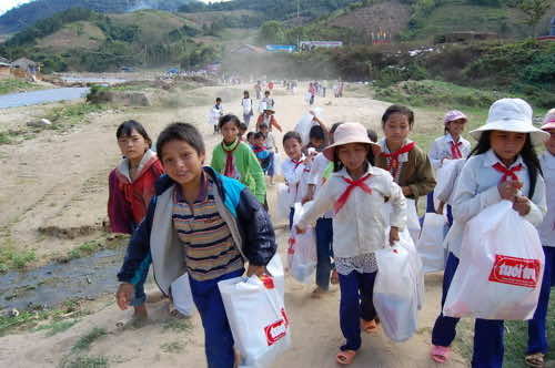 Số lượng học sinh đi học tại Tây Nguyên ngày càng tăng kéo theo nhu cầu sử dụng bàn học thông minh ngày càng tăng