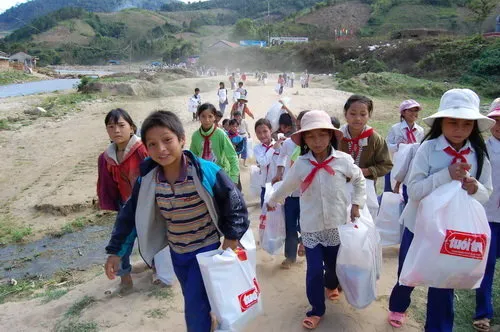 Số lượng học sinh đi học tại Tây Nguyên ngày càng tăng kéo theo nhu cầu sử dụng bàn học thông minh ngày càng tăng 