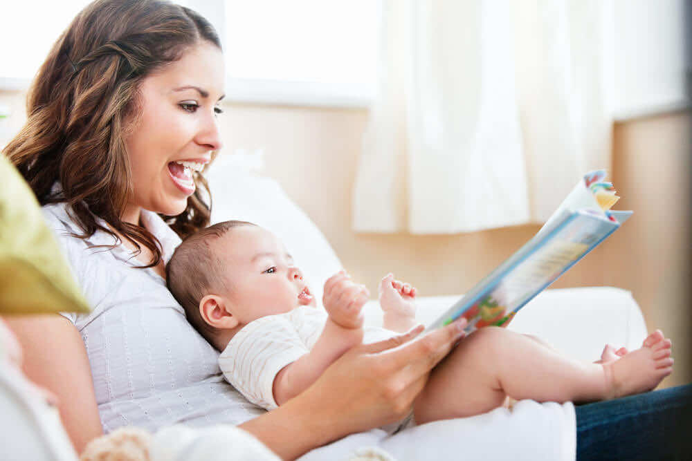 Đọc sách cho trẻ nghe từ bé giúp phát triển trí thông minh