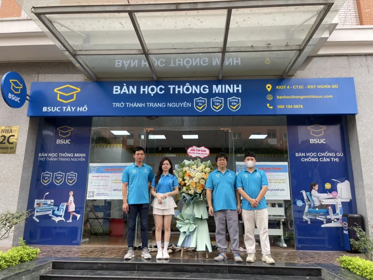 Đại diện Jidu Việt Nam lên tặng hoa nhân dịp khai trương BSUC Tây Hồ 