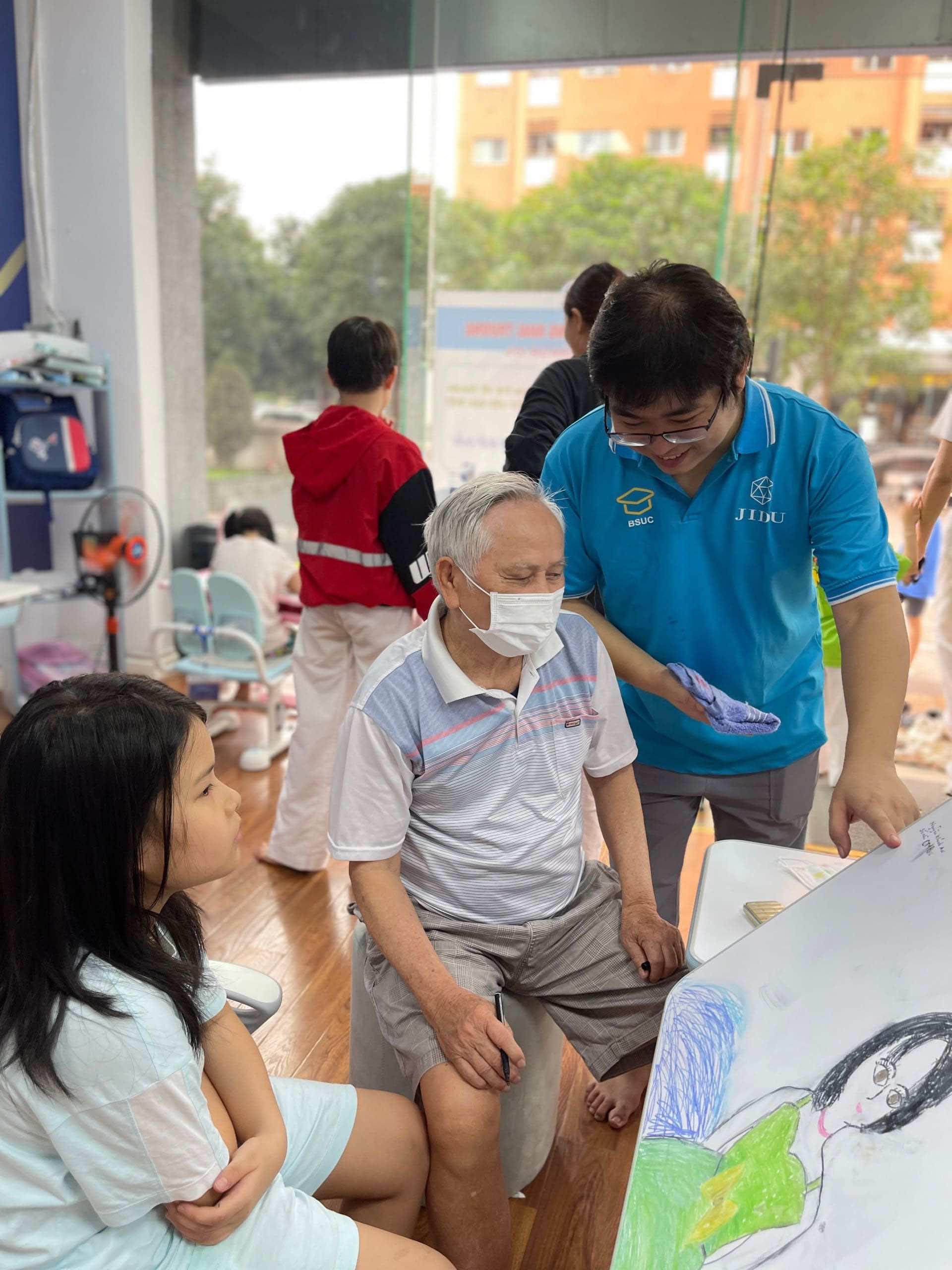 Phụ huynh và các bạn nhỏ tới trải nghiệm sản phẩm