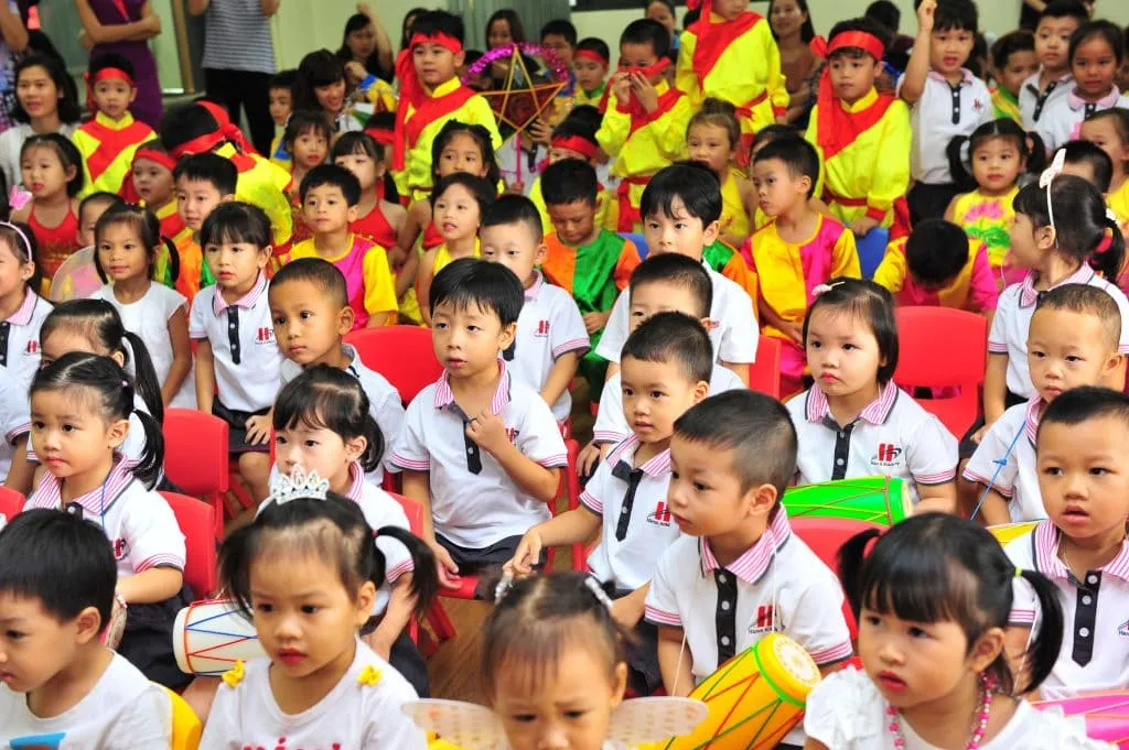 Số lượng trẻ em đến trường tại Bình Phước ngày càng tăng thúc đẩy nhu cầu sử dụng bàn học thông minh 