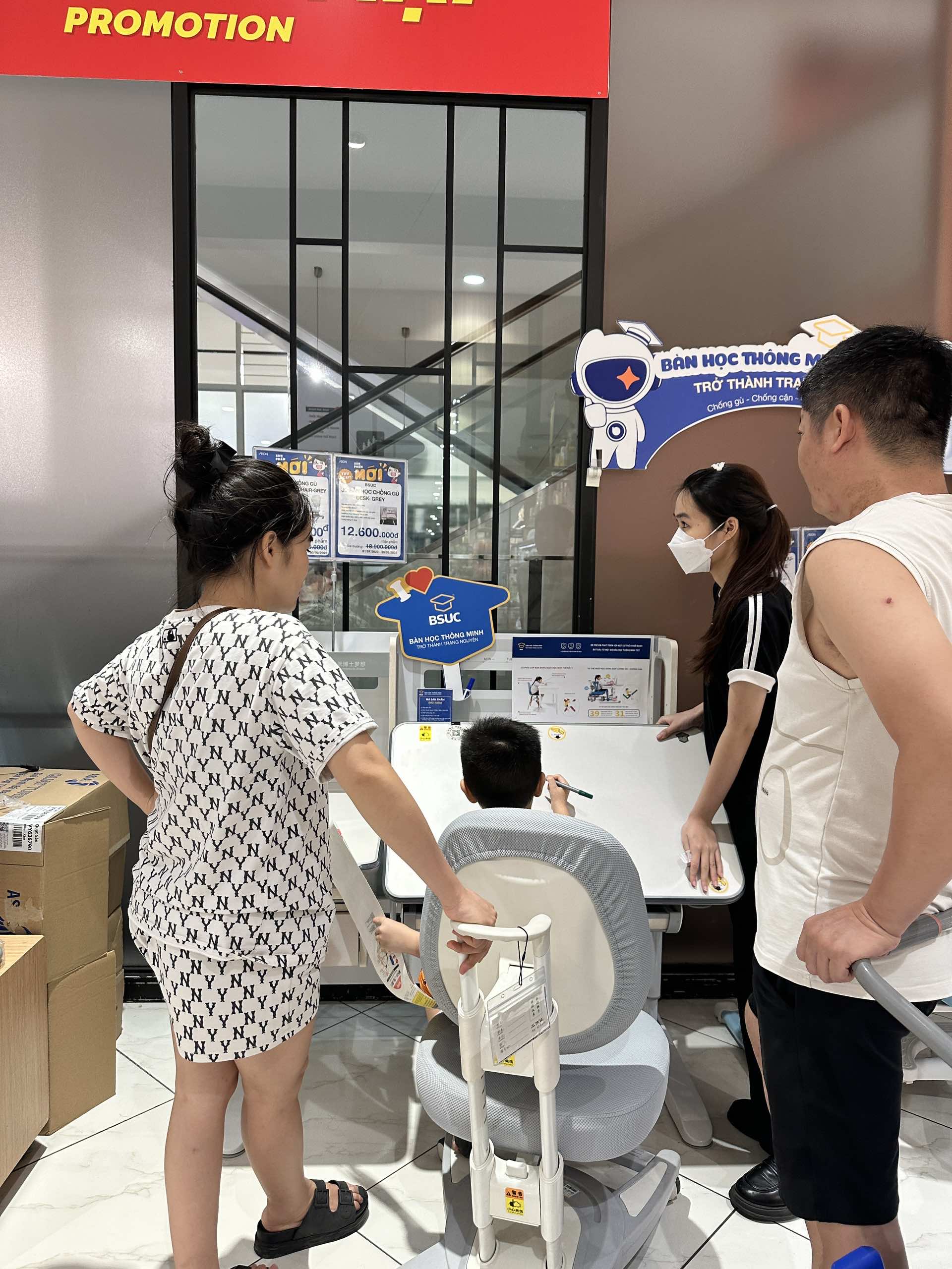 Thương hiệu bàn học thông minh BSUC đã chính thức có mặt tại Aeon Mall 7 Khách hàng có hoạt động trải nghiệm trực tiếp sản phẩm BSUC ý nghĩa