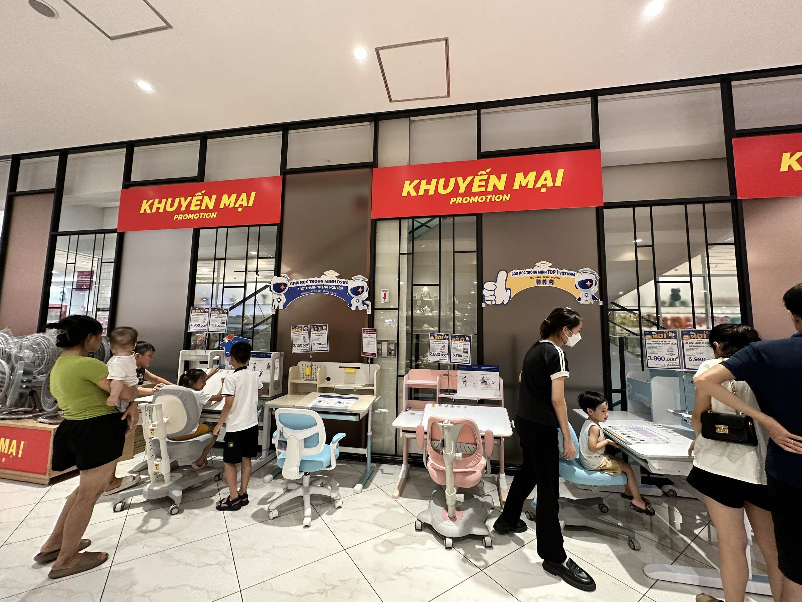 Thương hiệu bàn học thông minh BSUC đã chính thức có mặt tại Aeon Mall 6 Khách hàng có hoạt động trải nghiệm trực tiếp sản phẩm BSUC ý nghĩa