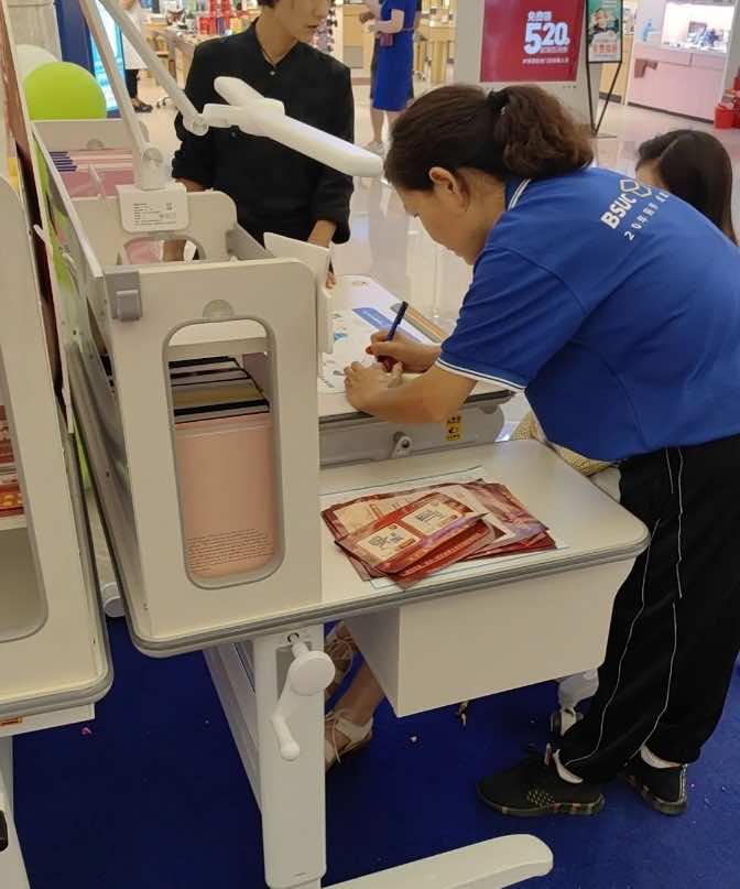 Nhân viên BSUC viết đơn hàng cho khách hàng Nhân viên BSUC viết đơn hàng cho khách hàng