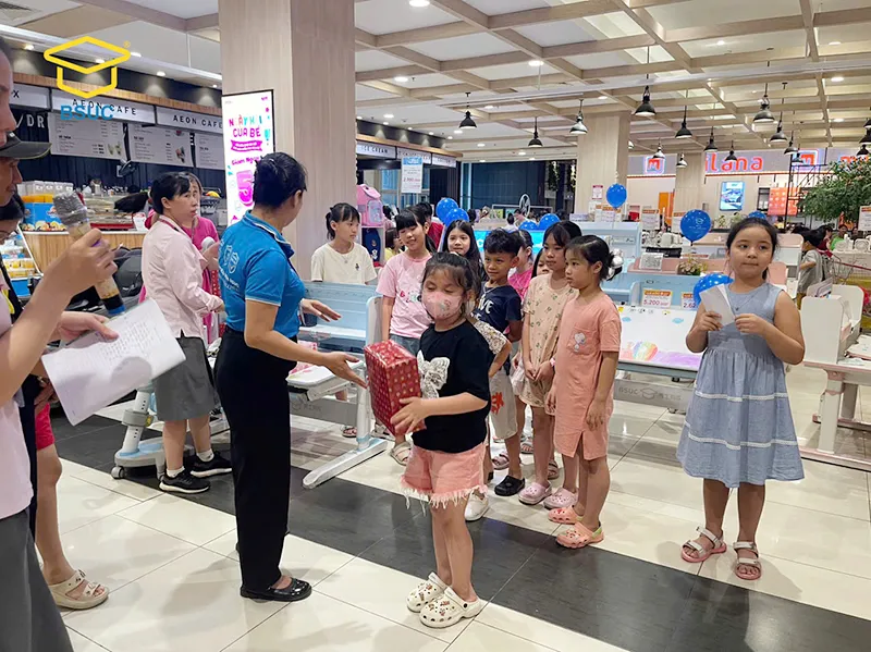 BSUC Tổ Chức Chương Trình Vẽ Tranh Cho Bé – Nhận Quà Liền Tay Tại AEON Mall Long Biên, Hà Nội 8 Chương Trình Vẽ Tranh Cho Các Bé Tại Aeon Mall Long Biên 09