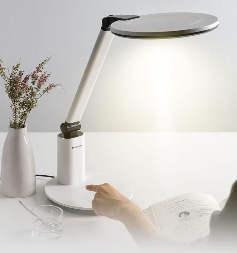 Đèn học chống cận loại nào tốt? Top 10 thương hiệu 2025 3 Den Hoc Chong Can Panasonic